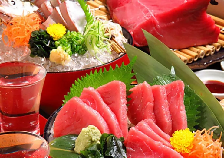 三代目網元　魚鮮水産　新横浜店 Uosen Suisan Shin-Yokohama Store is located just one minute from Shin-Yokohama Station and offers a wide selection of fresh fish and bluefin tuna.