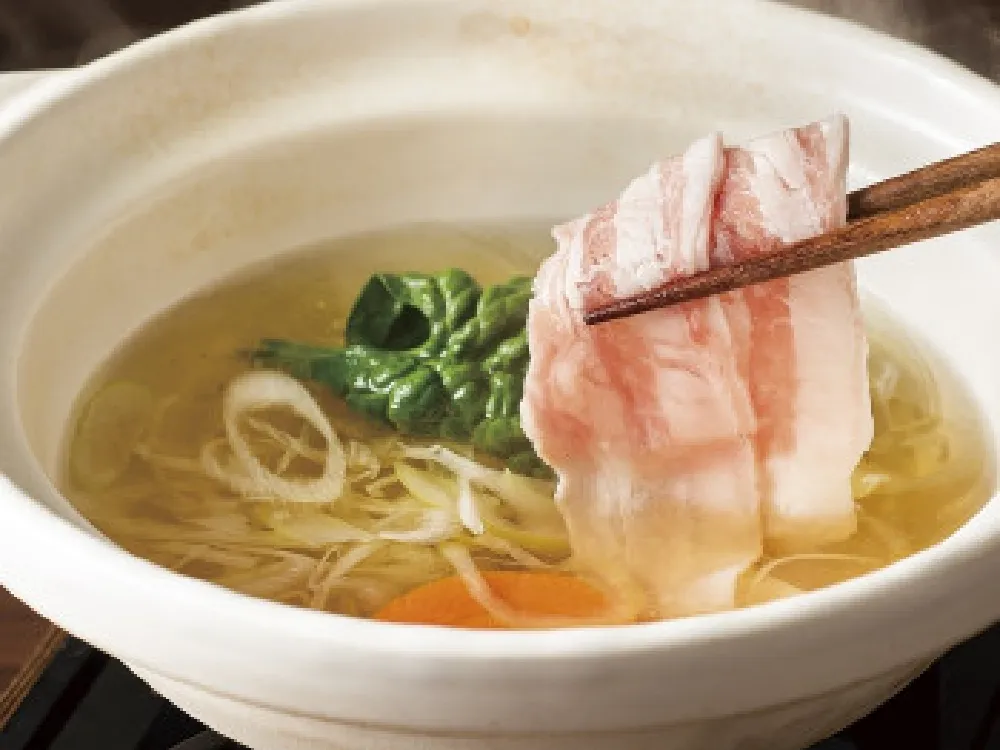 店舗限定メニュー「豚しゃぶしゃぶ御膳」A representative course menu at restaurants in western Japan: “Pork Shabu-Shabu(Shabu-shabu is a traditional Japanese dish in which thinly sliced meat and seafood are quickly dipped into boiling soup and eaten.) Set Meal [Lunch Only]”The menu includes:Small side dish,Pork Shabu-Shabu,Rice,Udon noodles
