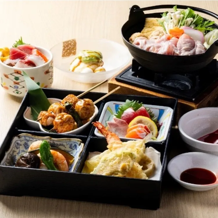 相撲ショー付体験プランコース 15000円（税込） Dinner time plan with sumo show *Sumo show performance duration (30–45 minutes) The menu includes:Gamomodoki (Gamomodoki is fried Tofu patties,Tofu is soybean curd.) shrimp, pumpkin, shiitake mushrooms, and shishito peppers simmered together, Assortment of 4 types of Tempura(Tempura is seafood or vegetables that have been covered in batter and fried in oil.),Grilled chicken and Tsukune(Tsukune is chicken meatballs) and egg omelet,Assortment of 3 types of Sashimi,Chicken hot pot or Wagyu beef Sukiyaki(Sukiyaki is ),Kaisendon(Kaisendon is a Japanese bowl dish consisting of a variety of raw seafood served on a bowl of white rice.) or Unagi Kabayaki don(Unagi Kabayaki don is a bowl of rice topped with grilled eel seasoned with Japanese sauce.),Seasonal dessert
