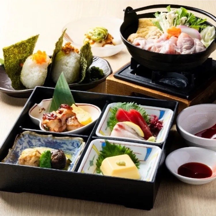 相撲ショー付体験プランコース 12000円（税込） Morning Practice with Sumo Show and Lunch Plan *Sumo show duration (30-45 minutes) The menu includes:Gamomodoki (Gamomodoki is fried Tofu patties,Tofu is soybean curd.) and pumpkin, shiitake mushrooms, and shishito peppers simmered together, Egg Tofu(Tofu is soybean curd),Teriyaki chicken and egg omelet,Two kinds of Sashimi,Chicken hot pot,Salmon and bonito rice balls,Seasonal dessert