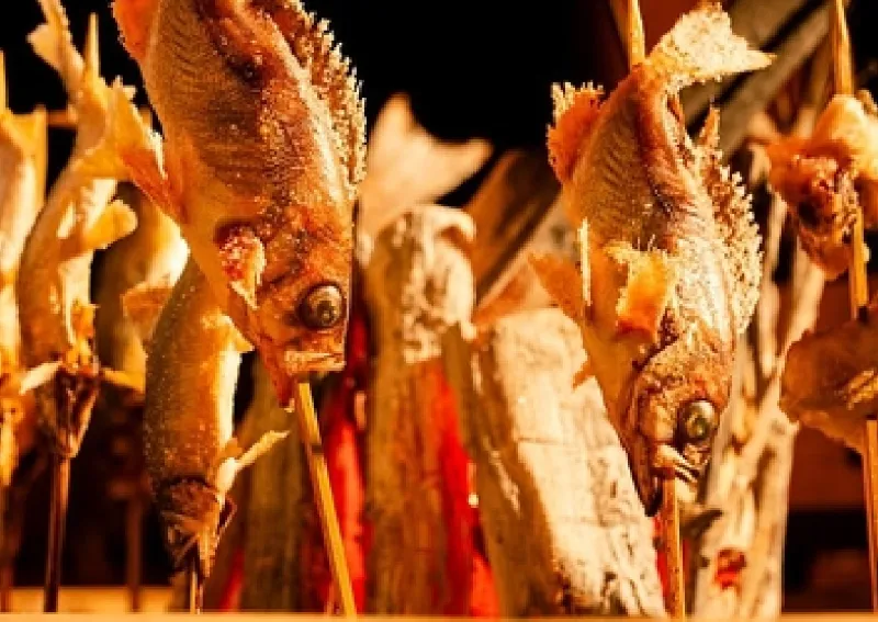 日本古来の伝統的な調理法「原子焼き」を体験できる店舗 A restaurant where you can experience the traditional Japanese cooking method of “genshi-yaki.”