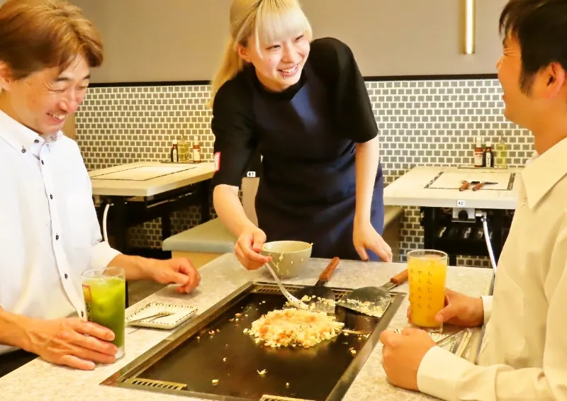 もんじゃが楽しめる店舗 Monja is a light meal similar to okonomiyaki.It's made by mixing a flour-based batter with various toppings like cabbage, tempura scraps, sakura shrimp, and squid, then cooking it on a hotplate.Here are some restaurants where you can enjoy monjayaki.