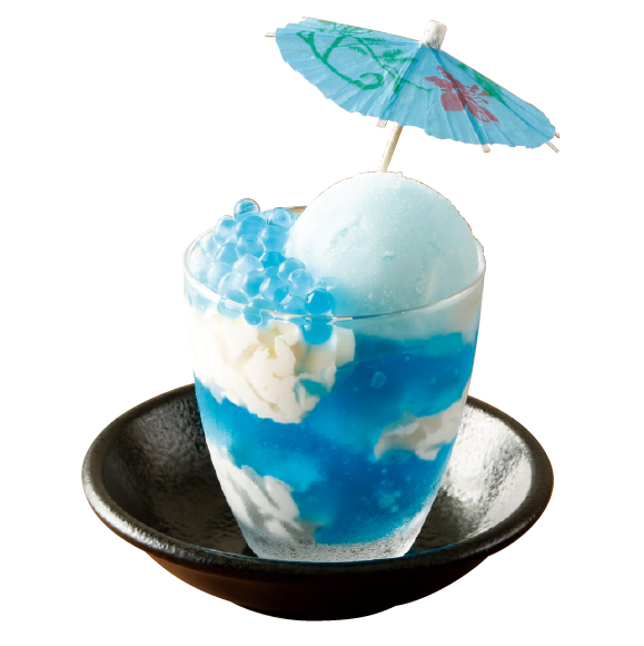 「一の決意」 <br>690円(税込759円)<br><br>ソーダアイスをトッピング。<br>ブルーのゼリーと白の<br>ホイップクリームが層をなす、<br>見た目も爽やかなデザートです。