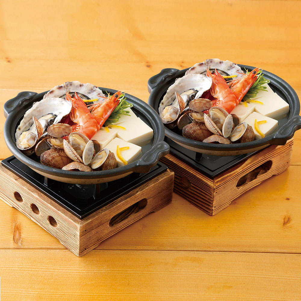 雅の宴の選べるメイン料理は、牡蠣と海老とあさりの陶板蒸し